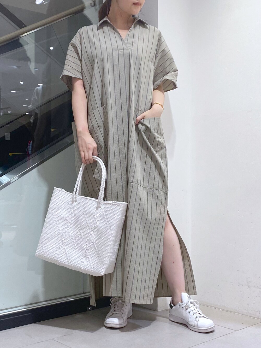 「シンプル、カジュアル、オトナ女子、お洒落さんとつながりたい、ストライプ、ストライプパンツ、ストライプワンピース、ワンピース、シャツワンピ、シャツワンピース、きれいめカジュアル、カジュアルコーデ、メルカドバッグ、夏コーデ、いいね返し」｜「OUVRAGE CLASSEの【Moon Bird／ムーンバード】メルカドバック【S】カラー（ショルダーバッグ、ホワイト系）」を使った、nana.さん（レディース・158cm）の夏コーディネートの2枚目の写真