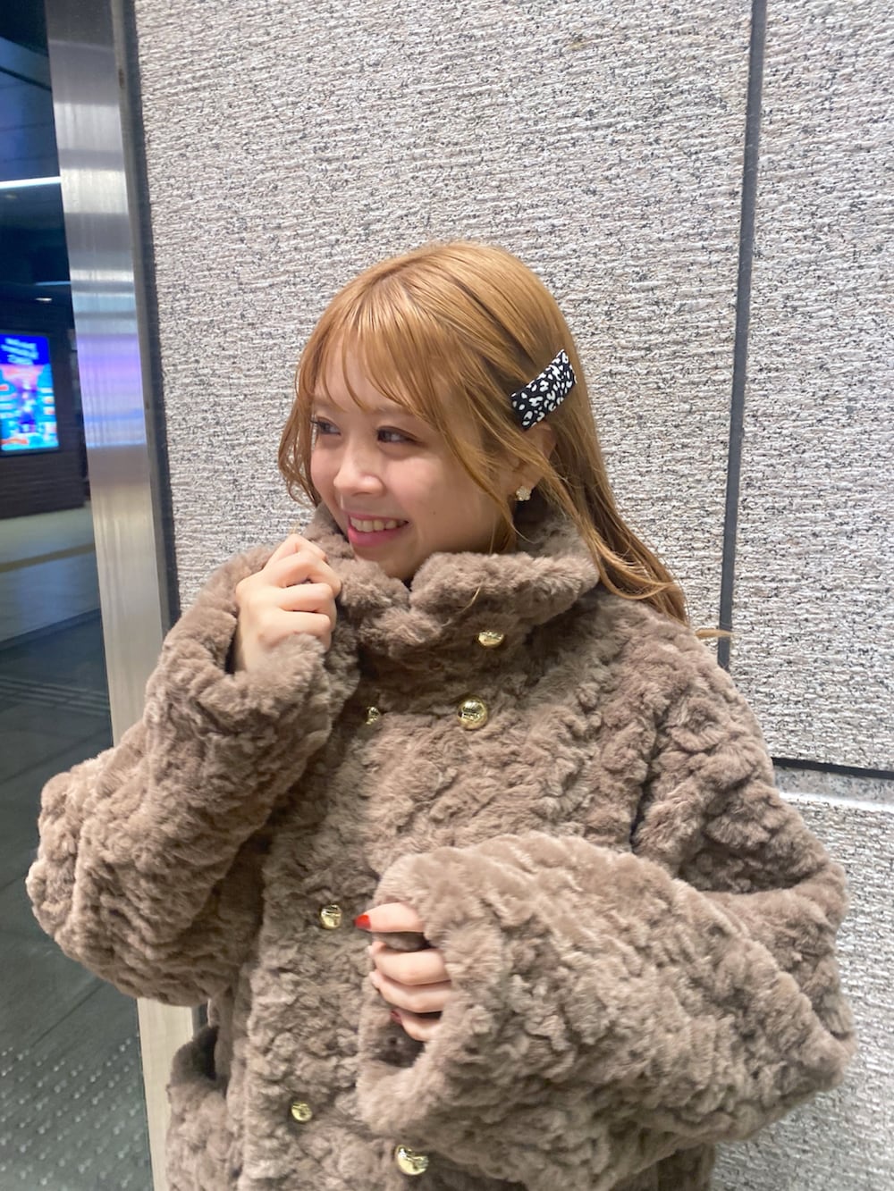 「オトナカジュアル、大人かわいい、冬ファッション、オトナ女子、今日のコーデ、ファッションを楽しもう、冬、オーバーサイズ、ボア、ボアジャケット、ボアコート、キャミワンピ、ワンピース、骨格ストレート、いいね、save、フォローお願いします🤑」｜「natural coutureの金釦3WAYボアコート（その他アウター、ブラウン系）」を使った、nana.さん（レディース・158cm）の冬コーディネートの3枚目の写真