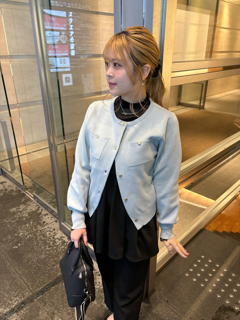 「春ファッション、オトナカジュアル、オトナ女子、ラクチンコーデ、キレイめコーデ、シンプルコーデ、パンツスタイル、春のNewスタイル、オトナカワイイ、レディースファッション、カラーカーディガン、カーディガン、きれいめカジュアル、いいね、save、フォローお願いします🤑、春コーデ」｜「natural coutureのポリニット金釦ポケ付きカーディガン（カーディガン/ボレロ、ブルー系）」を使った、nana.さん（レディース・158cm）の春コーディネートの3枚目の写真