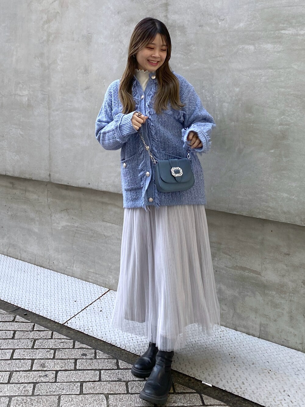 「オトナカジュアル、大人かわいい、冬ファッション、オトナ女子、ラクチンコーデ、今日のコーデ、フリンジ、カーディガン、ニットコーデ、ニットカーディガン、スカート、チュールスカート、いいね、save、フォローお願いします🤑、骨格ストレート、寒色系」｜「natural coutureのカノコ畦編みフリンジ金釦カーディガン（カーディガン/ボレロ、ブルー系）」を使った、nana.さん（レディース・158cm）の冬コーディネートの3枚目の写真