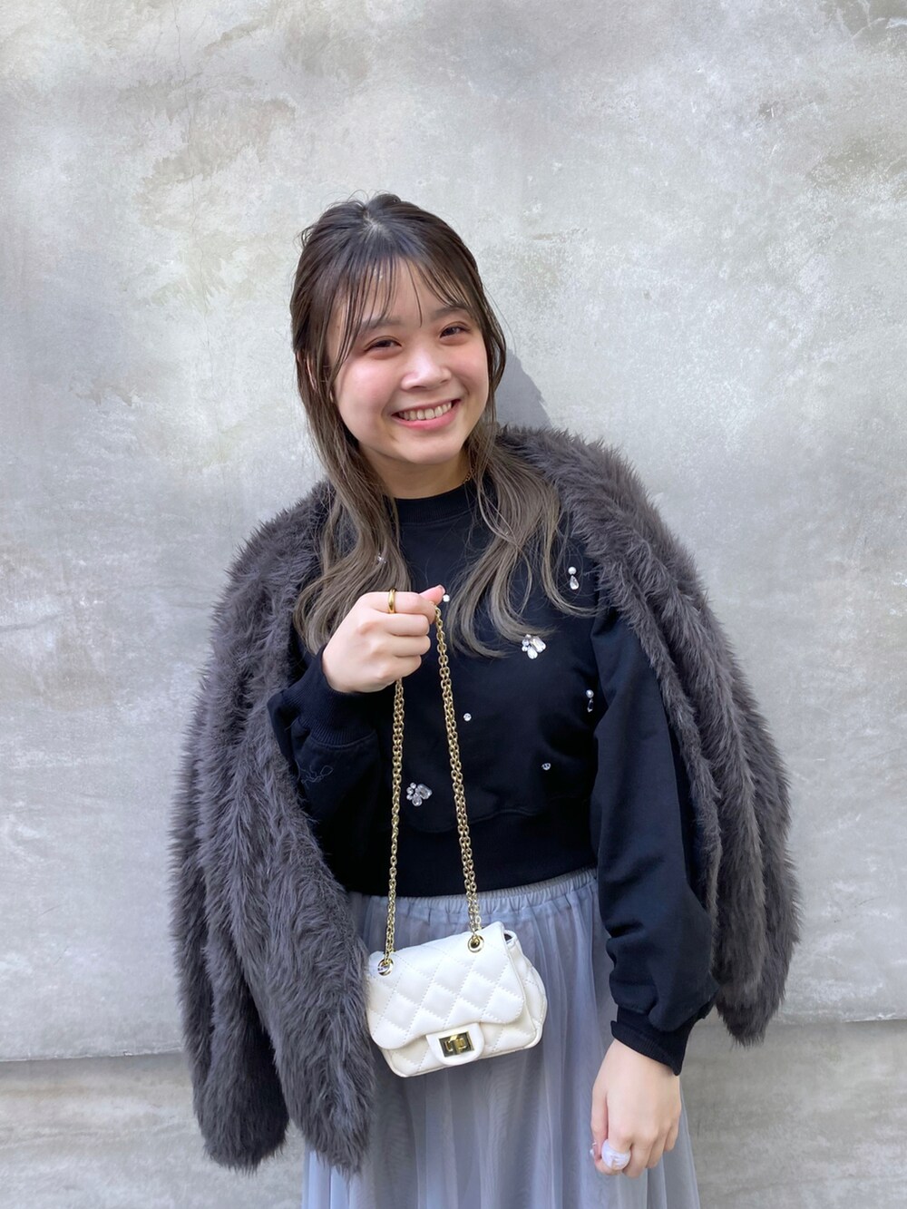 「秋のコーデ、ファッションを楽しもう、大人コーデ、ootd、秋冬コーデ、いいね、save、フォローお願いします🤑、今日のコーデ、大人女子、きれいめカジュアル、フェザー、フェザーニット、カーディガン、スカート、チュールスカート、オトナカジュアル」｜「natural coutureのキルティングチェーンミニバッグ（ショルダーバッグ、ホワイト系）」を使った、nana.さん（レディース・158cm）の秋コーディネートの2枚目の写真