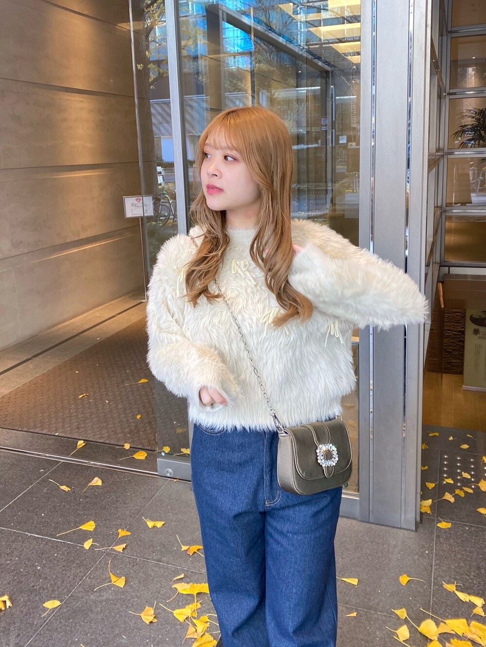 「シンプル、大人女子、大人かわいい、今日のコーデ、冬服、お洒落さんとつながりたい、冬コーデ、デニム、デニムパンツ、フェザー、フェザーニット、クリスマスに着たい服、オトナカジュアル、オトナ女子、いいね、save、フォローお願いします🤑」｜「LARUTAの【LARUTA】長さ変えれるセルフカットデニムパンツ（デニムパンツ、ブルー系）」を使った、nana.さん（レディース・158cm）の冬コーディネートの3枚目の写真