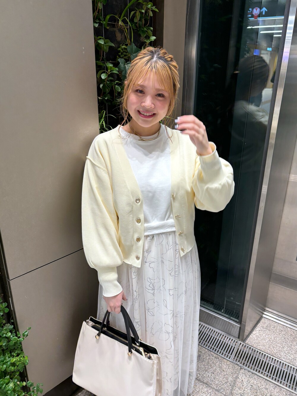 「春ファッション、オトナカジュアル、オトナ女子、ラクチンコーデ、シンプルコーデ、オトナカワイイ、ワントーンコーデ、ワントーン、カーディガン、カーディガンコーデ、ニットカーディガン、ドッキングワンピ、ワンピース、ワンピーススタイル、いいね、save、フォローお願いします🤑」｜「natural coutureのアイテム（バッグ、ホワイト系）」を使った、nana.さん（レディース・158cm）の春コーディネートの2枚目の写真