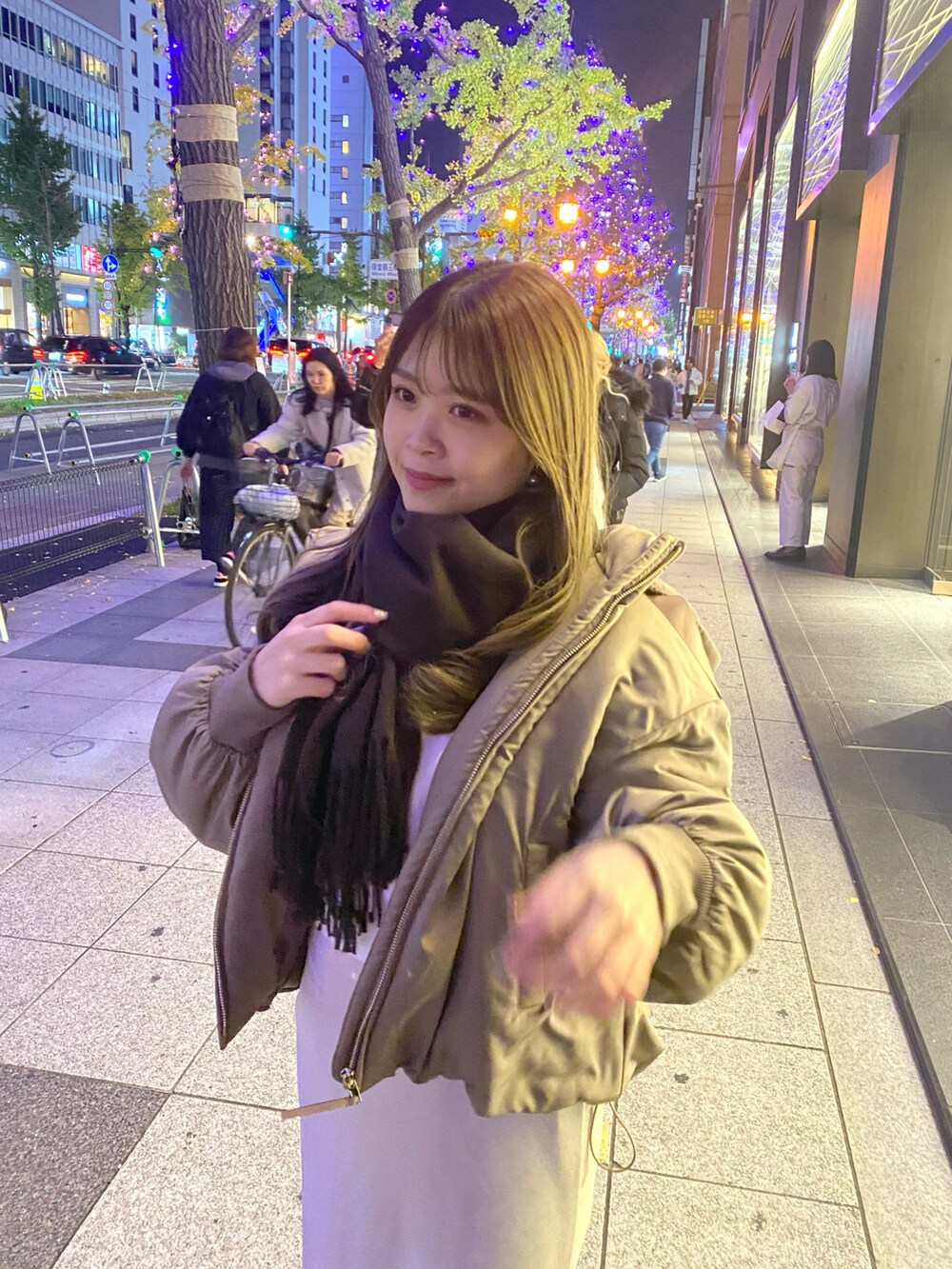 「オトナカジュアル、大人かわいい、冬ファッション、オトナ女子、今日のコーデ、ファッションを楽しもう、冬、ダウンジャケット、ダウン、マフラー、マフラーコーデ、きれいめカジュアル、オトナカワイイ、いいね、save、フォローお願いします🤑、スカート」｜「natural coutureのビジュー×パールショート丈裏起毛プルオーバー（Tシャツ/カットソー、ブラック系）」を使った、nana.さん（レディース・158cm）の冬コーディネートの2枚目の写真