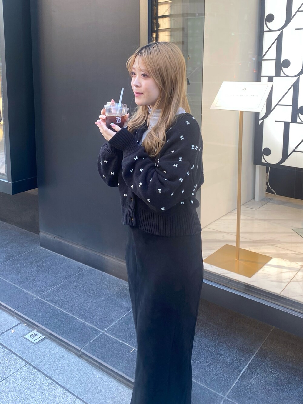 「ニットコーデ、お洒落さんとつながりたい、カジュアルコーデ、スカートスタイル、大人コーデ、黒コーデ、レディースファッション、ワントーンコーデ、ワントーン、ブラック、ブラックコーデ、カーディガン、ニットカーディガン、タイトスカート、骨格ストレート」｜「natural coutureのリボンハートジャガードカーデ（カーディガン/ボレロ、ブラック系）」を使った、nana.さん（レディース・158cm）の冬コーディネートの2枚目の写真