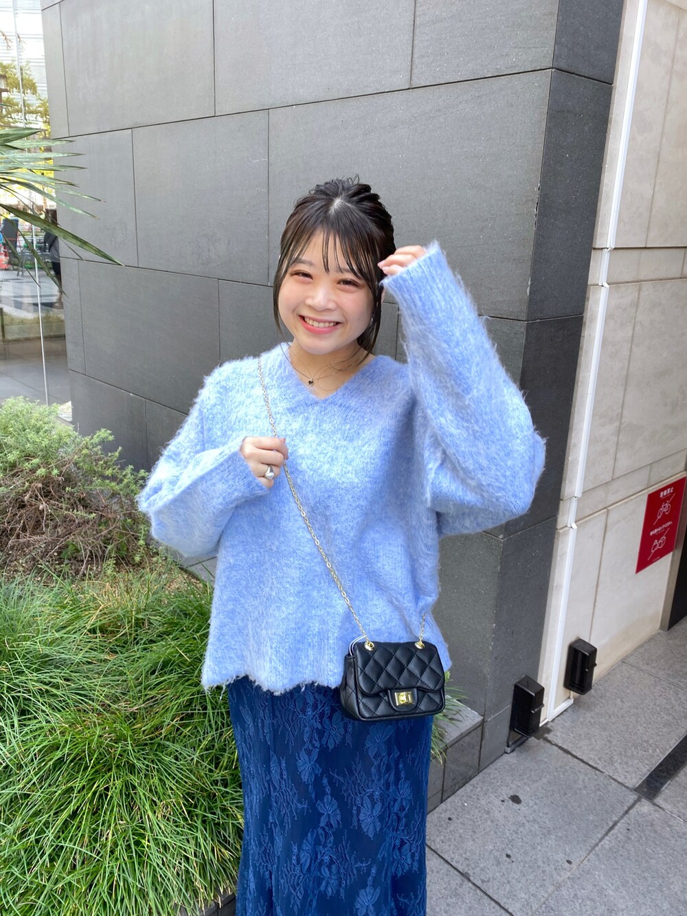 「ファッションを楽しもう、休日スタイル、オトナカジュアル、秋冬、シンプル、お出かけコーデ、大人かわいい、大人女子、秋のコーデ、ブルーコーデ、寒色コーデ、いいね、save、フォローお願いします🤑、冬コーデ、骨格ストレート、カジュアルコーデ」｜「natural coutureのosono長さ変えれるレーススカート（スカート、ホワイト系）」を使った、nana.さん（レディース・158cm）の秋コーディネートの3枚目の写真