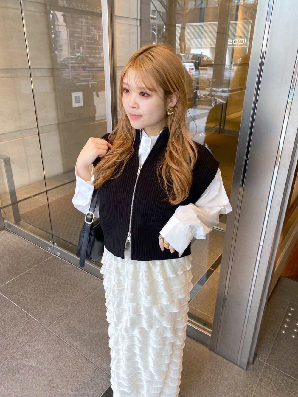 「大人カジュアル、春、大人かわいい、休日スタイル、大人女子、ブラックコーデ、きれいめカジュアル、大人可愛い、モノトーン、ニットベスト、ニットベスト×シャツ、骨格ストレート、フリルスカート、いいね、save、フォローお願いします🤑、ベスト」｜「natural coutureのフリルレースカットソースカート（スカート、ブラック系）」を使った、nana.さん（レディース・158cm）の冬コーディネートの2枚目の写真
