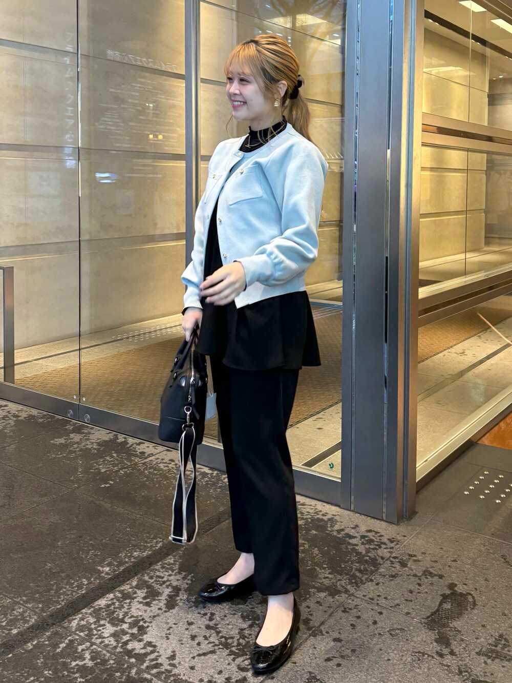 「春ファッション、オトナカジュアル、オトナ女子、ラクチンコーデ、キレイめコーデ、シンプルコーデ、パンツスタイル、春のNewスタイル、オトナカワイイ、レディースファッション、カラーカーディガン、カーディガン、きれいめカジュアル、いいね、save、フォローお願いします🤑、春コーデ」｜「natural coutureのポリニット金釦ポケ付きカーディガン（カーディガン/ボレロ、ブルー系）」を使った、nana.さん（レディース・158cm）の春コーディネートの4枚目の写真