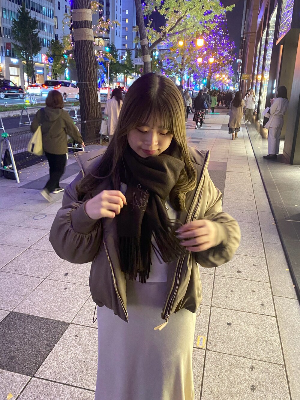「オトナカジュアル、大人かわいい、冬ファッション、オトナ女子、今日のコーデ、ファッションを楽しもう、冬、ダウンジャケット、ダウン、マフラー、マフラーコーデ、きれいめカジュアル、オトナカワイイ、いいね、save、フォローお願いします🤑、スカート」｜「natural coutureのビジュー×パールショート丈裏起毛プルオーバー（Tシャツ/カットソー、ブラック系）」を使った、nana.さん（レディース・158cm）の冬コーディネートの3枚目の写真