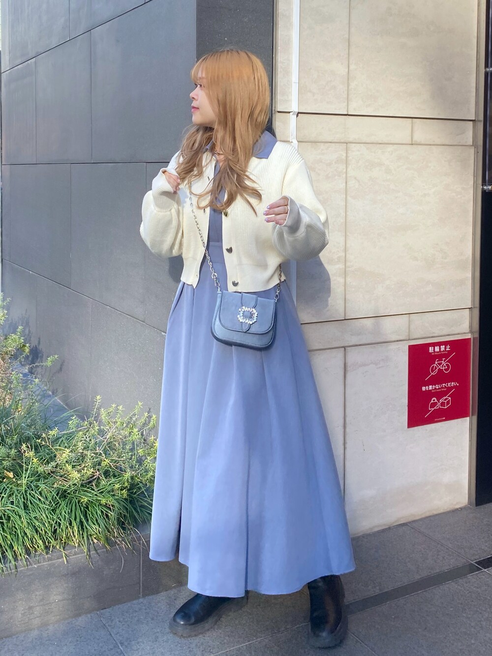 「大人カジュアル、お出かけコーデ、休日スタイル、きれいめカジュアル、大人コーデ、ラクチンコーデ、きれいめコーディネート、ワンピース、ワンピーススタイル、スキッパーワンピース、キレイめカジュアル、シンプルコーデ、オトナカジュアル、オトナ女子、いいね、save、フォローお願いします🤑」｜「natural coutureのスキッパー衿ワンピース（ワンピース、ブルー系）」を使った、nana.さん（レディース・158cm）の冬コーディネートの3枚目の写真