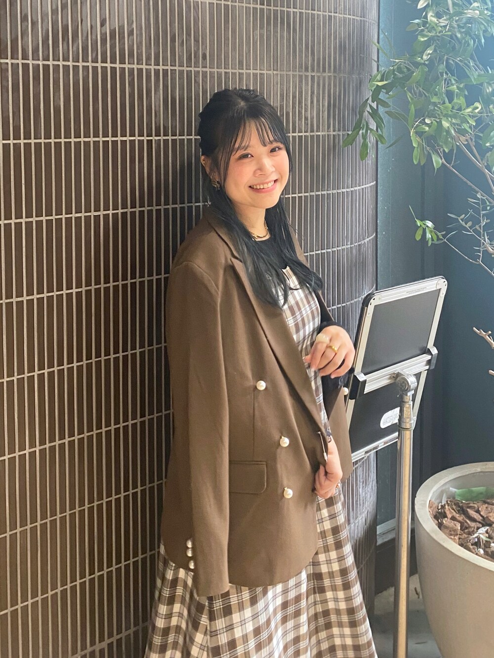 ブラウン系のテーラードジャケット、その他のワンピース、ブラック系のニット/セーターを着用したレディースの秋コーディネートの3枚目の写真