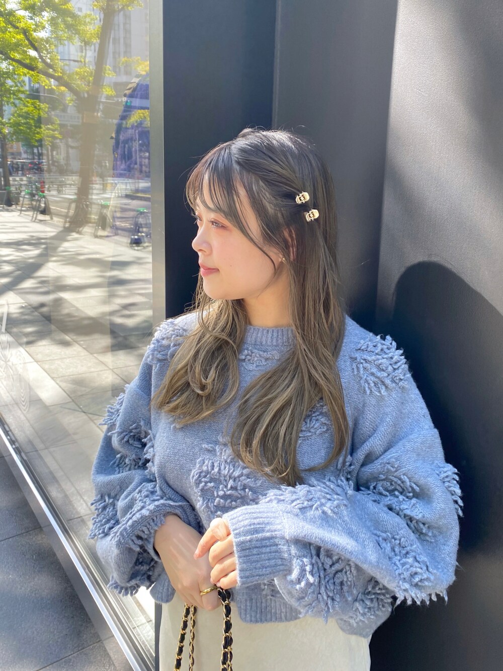 「ファッションを楽しもう、オトナカジュアル、秋冬、シンプル、お出かけコーデ、大人かわいい、大人女子、カジュアルスタイル、きれいめカジュアル、いいね、save、フォローお願いします🤑、ニット、ベロアスカート、スカート、骨格ストレート、骨スト」｜「natural coutureのキルティングチェーンバッグ（ショルダーバッグ、ベージュ系）」を使った、nana.さん（レディース・158cm）の秋コーディネートの2枚目の写真