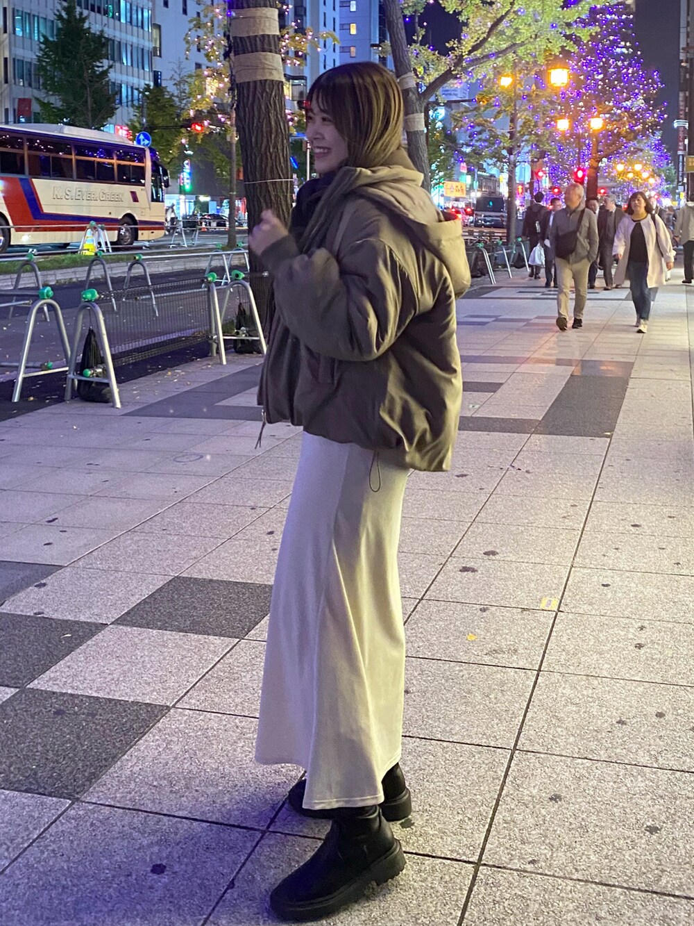 「オトナカジュアル、大人かわいい、冬ファッション、オトナ女子、今日のコーデ、ファッションを楽しもう、冬、ダウンジャケット、ダウン、マフラー、マフラーコーデ、きれいめカジュアル、オトナカワイイ、いいね、save、フォローお願いします🤑、スカート」｜「natural coutureのビジュー×パールショート丈裏起毛プルオーバー（Tシャツ/カットソー、ブラック系）」を使った、nana.さん（レディース・158cm）の冬コーディネートの4枚目の写真