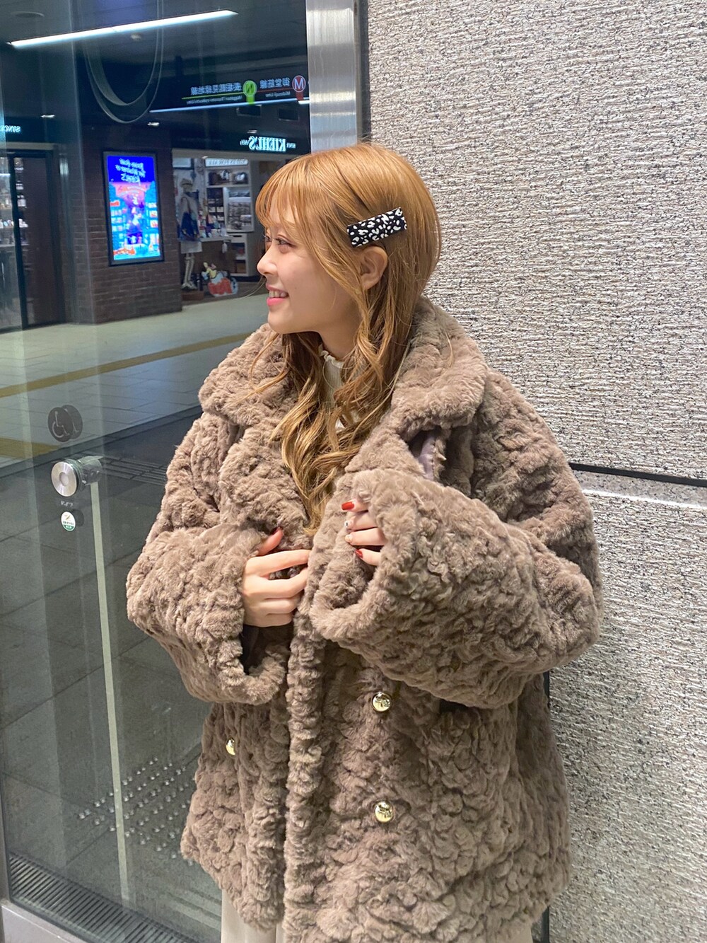 「オトナカジュアル、大人かわいい、冬ファッション、オトナ女子、今日のコーデ、ファッションを楽しもう、冬、オーバーサイズ、ボア、ボアジャケット、ボアコート、キャミワンピ、ワンピース、骨格ストレート、いいね、save、フォローお願いします🤑」｜「natural coutureの金釦3WAYボアコート（その他アウター、ブラウン系）」を使った、nana.さん（レディース・158cm）の冬コーディネートの2枚目の写真