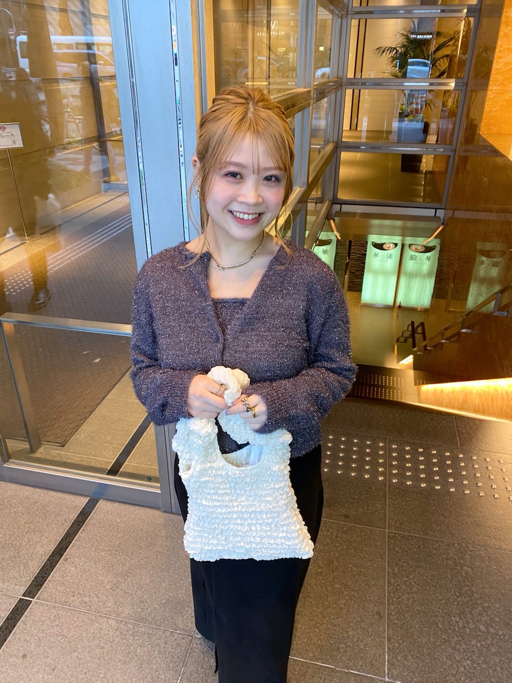 「大人カジュアル、休日スタイル、モノトーンコーデ、きれいめコーディネート、オトナカワイイ、大人女子、キレイめ、カーディガンコーデ、春服、グレー、ビスチェ、ラメニット、いいね、save、フォローお願いします🤑、骨格ストレート、タイトスカート」｜「natural coutureのラメファンシーヤーン前後2WAYカーディガン（カーディガン/ボレロ、ピンク系）」を使った、nana.さん（レディース・158cm）の冬コーディネートの3枚目の写真