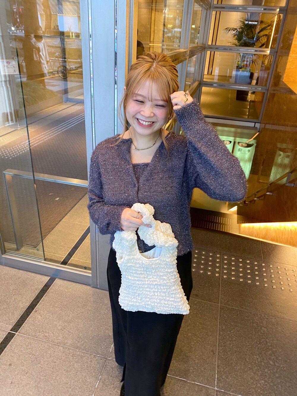 「大人カジュアル、休日スタイル、モノトーンコーデ、きれいめコーディネート、オトナカワイイ、大人女子、キレイめ、カーディガンコーデ、春服、グレー、ビスチェ、ラメニット、いいね、save、フォローお願いします🤑、骨格ストレート、タイトスカート」｜「natural coutureのラメファンシーヤーン前後2WAYカーディガン（カーディガン/ボレロ、ピンク系）」を使った、nana.さん（レディース・158cm）の冬コーディネートの2枚目の写真