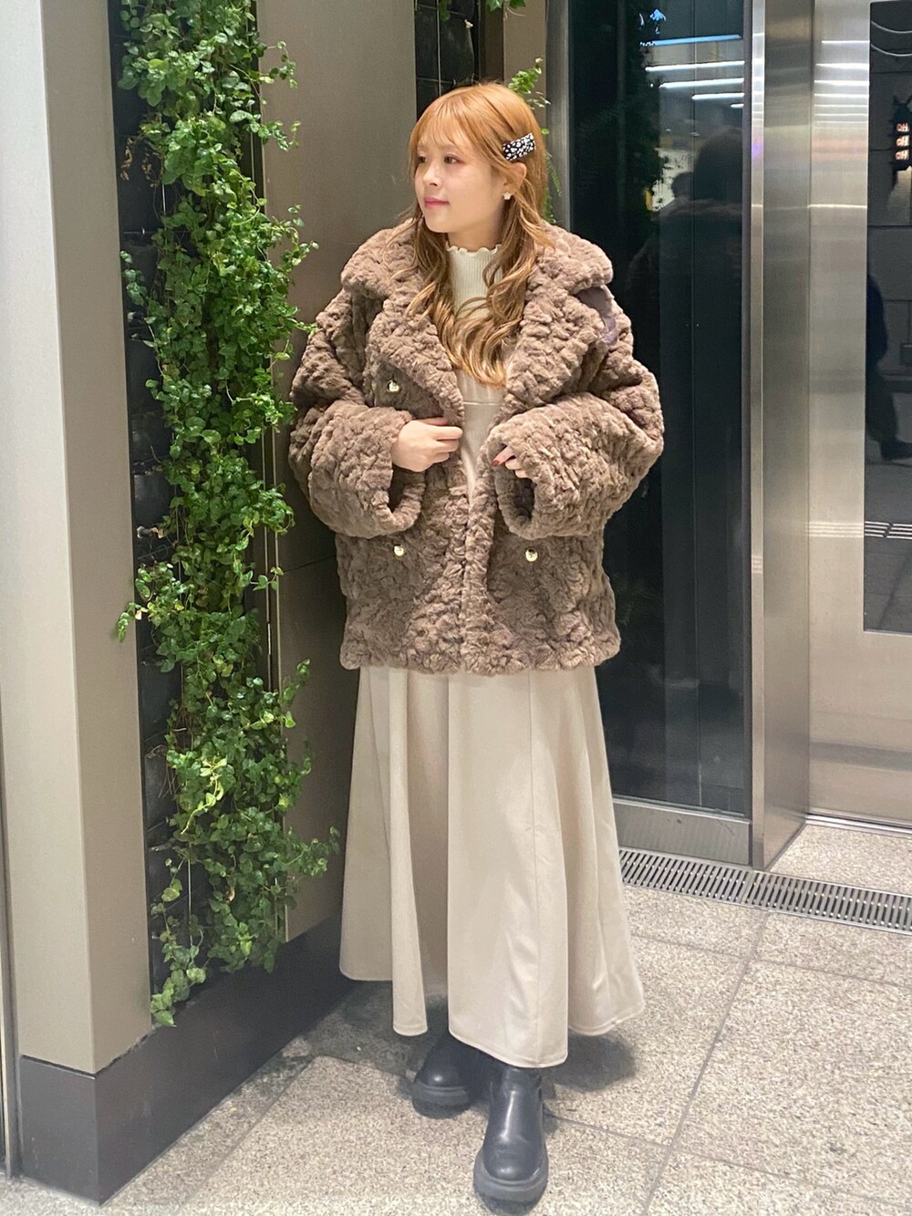 「オトナカジュアル、大人かわいい、冬ファッション、オトナ女子、今日のコーデ、ファッションを楽しもう、冬、オーバーサイズ、ボア、ボアジャケット、ボアコート、キャミワンピ、ワンピース、骨格ストレート、いいね、save、フォローお願いします🤑」｜「natural coutureの金釦3WAYボアコート（その他アウター、ブラウン系）」を使った、nana.さん（レディース・158cm）の冬コーディネートの4枚目の写真