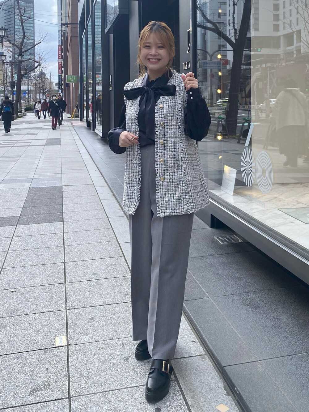 「大人カジュアル、モノトーンコーデ、キレイめ、きれいめコーディネート、パンツスタイル、オトナカワイイ、春服、春ファッション、ボウタイブラウス、骨格ストレート、オケージョン、オケージョンスタイル、ベスト、ブラウス、いいね、save、フォローお願いします🤑」｜「natural coutureのボウタイ付き衿シャーリングサテンブラウス（シャツ/ブラウス、ブルー系）」を使った、nana.さん（レディース・158cm）の冬コーディネートの3枚目の写真