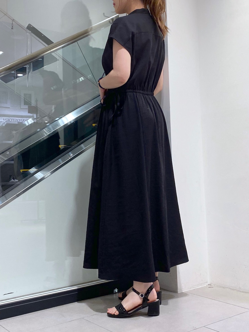 「夏コーデ、大人カジュアル、ラクチンコーデ、ワンピース×スニーカー、ワンピーススタイル、ワンピースコーデ、黒ワンピ、黒ワンピース、スマホショルダー、ヴィオラドーロ、VIOLA d'ORO、スマホポシェット、黒コーデ、真っ黒コーデ、シンプル」｜「OUVRAGE CLASSEの2wayスキッパーワンピース（ワンピース、ベージュ系）」を使った、nana.さん（レディース・158cm）の夏コーディネートの2枚目の写真
