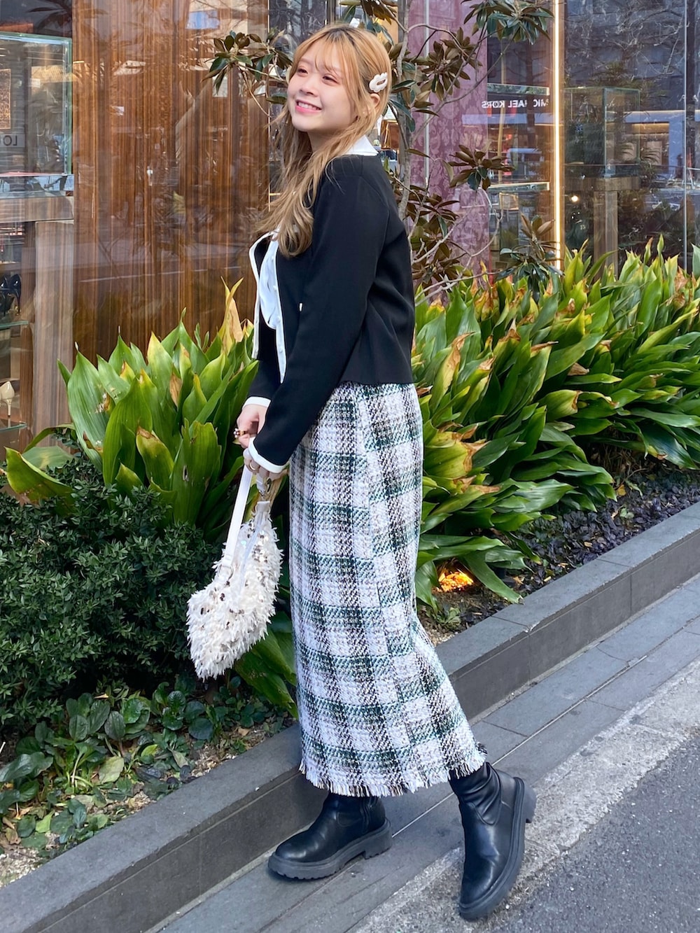 「大人かわいい、オトナ女子、オトナカジュアル、オトナカワイイ、きれいめカジュアル、タイトスカート、ツイード、ブラウス、襟付きトップス、カーディガン、ニットカーディガン、シンプルコーデ、骨スト、骨格ストレート、いいね、save、フォローお願いします🤑」｜「natural coutureのチェックツイードハイウエストスカート（スカート、グリーン系）」を使った、nana.さん（レディース・158cm）の冬コーディネートの4枚目の写真