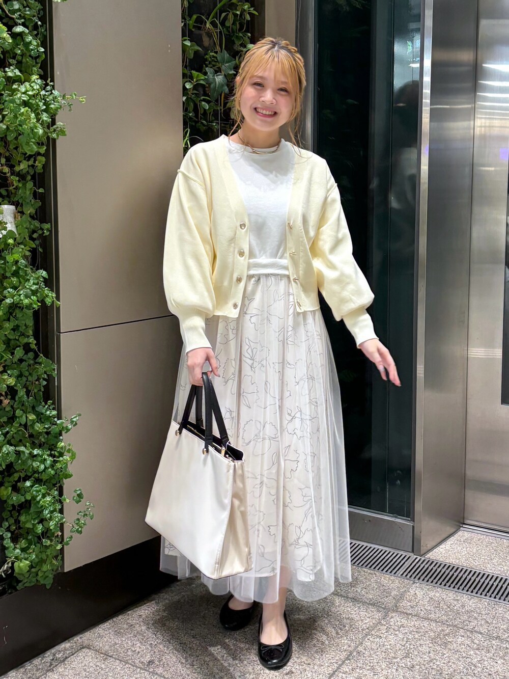 「春ファッション、オトナカジュアル、オトナ女子、ラクチンコーデ、シンプルコーデ、オトナカワイイ、ワントーンコーデ、ワントーン、カーディガン、カーディガンコーデ、ニットカーディガン、ドッキングワンピ、ワンピース、ワンピーススタイル、いいね、save、フォローお願いします🤑」｜「natural coutureのアイテム（バッグ、ホワイト系）」を使った、nana.さん（レディース・158cm）の春コーディネートの3枚目の写真