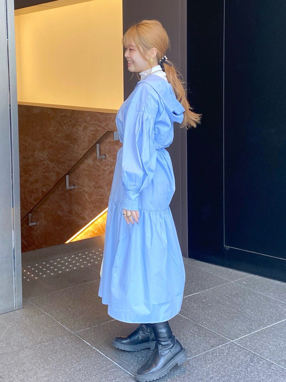 「春服コーデ、カジュアルコーデ、春ファッション、ラクチンコーデ、大人コーデ、ファッションを楽しもう、オトナカジュアル、春色、今日のコーデ、お洒落さんとつながりたい、サックスブルー、ワンピース、ワンピーススタイル、カジュアル、いいね、save、フォローお願いします🤑」｜「natural coutureのスキッパーフーディシャツワンピース（ワンピース、ブルー系）」を使った、nana.さん（レディース・158cm）の冬コーディネートの2枚目の写真