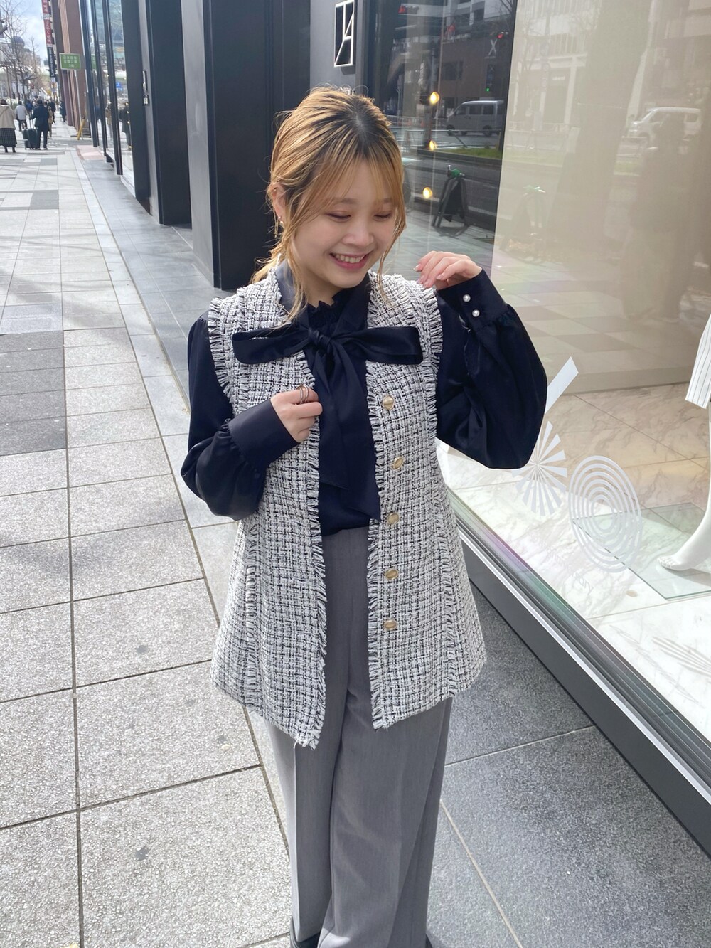 「大人カジュアル、モノトーンコーデ、キレイめ、きれいめコーディネート、パンツスタイル、オトナカワイイ、春服、春ファッション、ボウタイブラウス、骨格ストレート、オケージョン、オケージョンスタイル、ベスト、ブラウス、いいね、save、フォローお願いします🤑」｜「natural coutureのボウタイ付き衿シャーリングサテンブラウス（シャツ/ブラウス、ブルー系）」を使った、nana.さん（レディース・158cm）の冬コーディネートの2枚目の写真