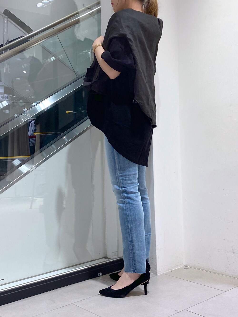 ブルー系のデニムパンツ、ホワイト系のTシャツ/カットソー、ベージュ系のシャツ/ブラウスを着用したレディースの夏コーディネートの2枚目の写真