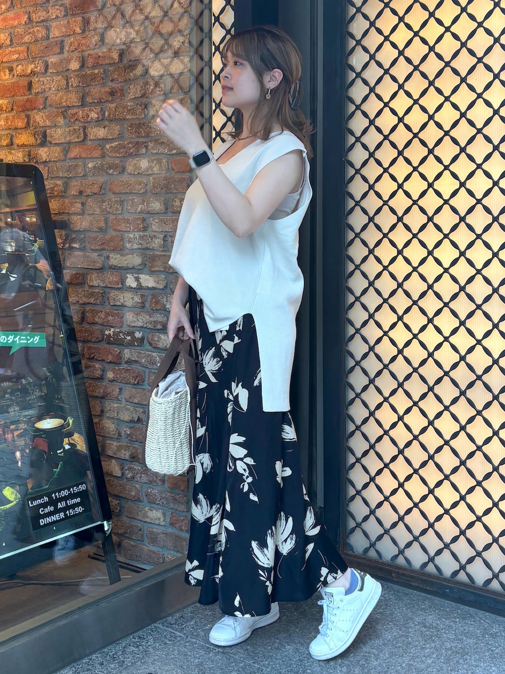 「きれいめカジュアル、シンプルコーデ、夏コーデ、カジュアルコーデ、大人かわいい、大人ファッション、おしゃれさんと繋がりたい、オトナ女子、春、ニットベスト、骨スト、骨格ストレート、スカート、スカートスタイル、いいね、save、フォローお願いします🤑」｜「natural coutureのペーパーバケツトートバッグ（ショルダーバッグ、ブラウン系）」を使った、nana.さん（レディース・158cm）の春コーディネートの4枚目の写真