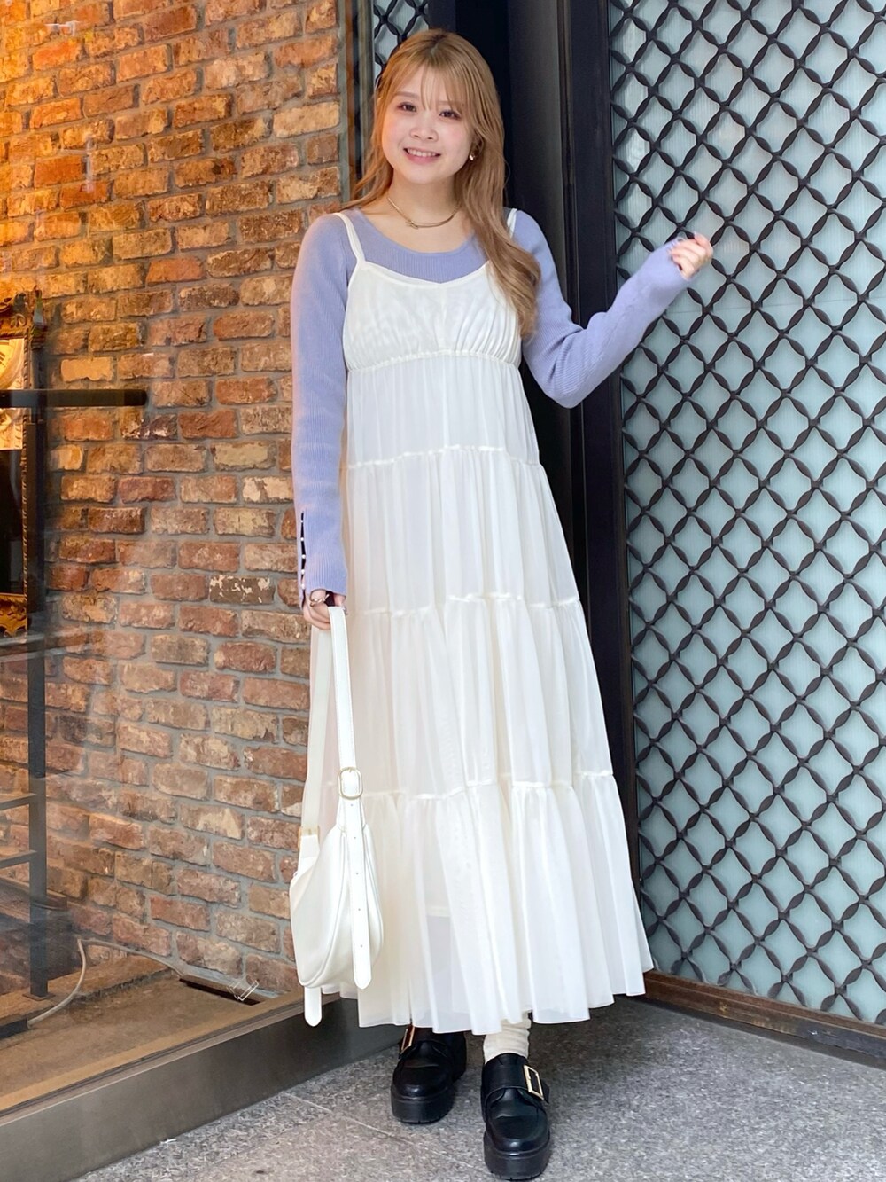 「大人カジュアル、春、大人かわいい、大人女子、春カラー、ゆるコーデ、きれいめカジュアル、大人可愛い、チュールワンピ、キャミワンピ、キャミワンピース、キャミワンピコーデ、リブニット、いいね、save、フォローお願いします🤑、春コーデ」｜「natural coutureのチュールティアードキャミワンピース（ワンピース、ホワイト系）」を使った、nana.さん（レディース・158cm）の冬コーディネートの3枚目の写真