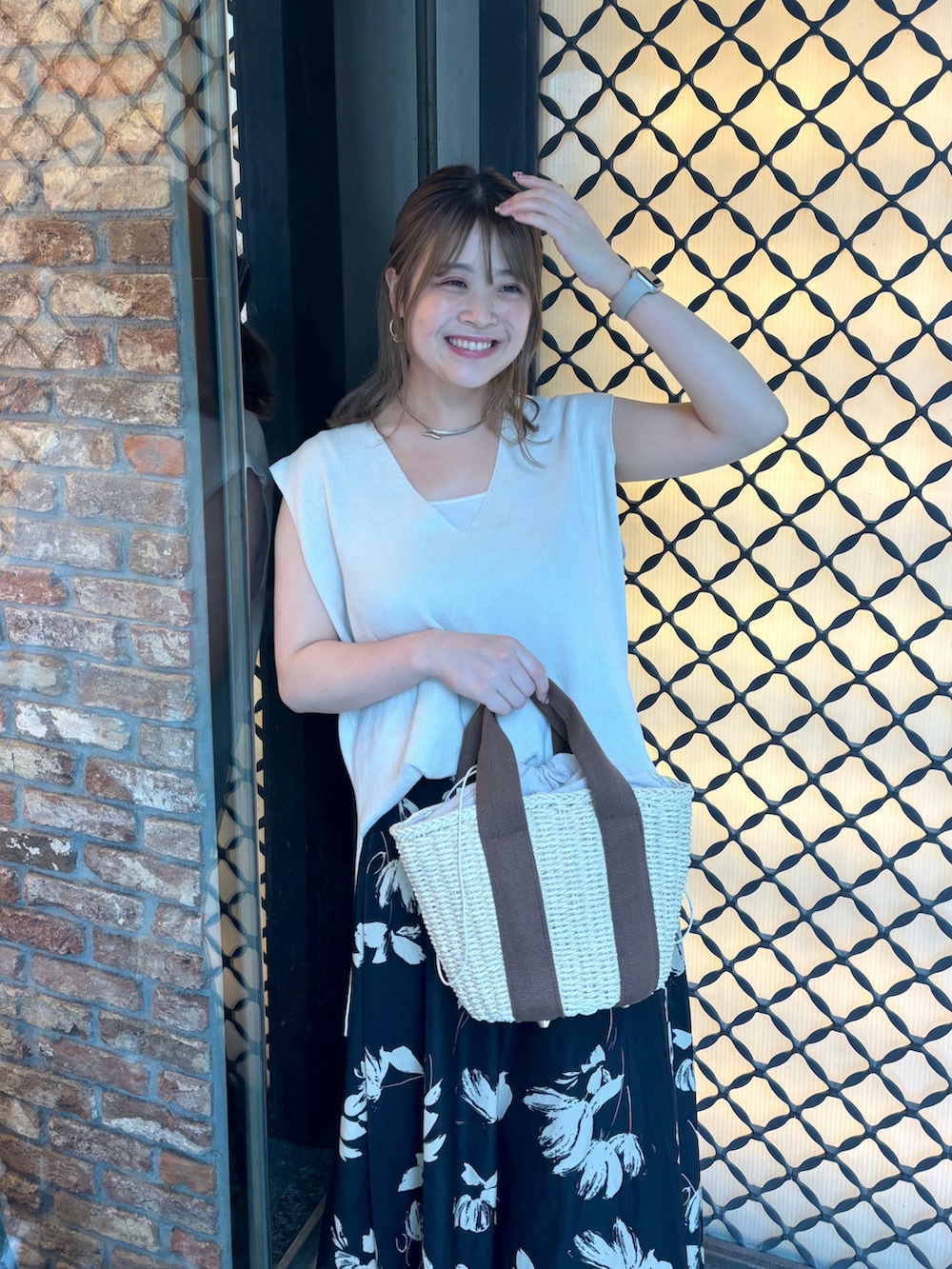 「きれいめカジュアル、シンプルコーデ、夏コーデ、カジュアルコーデ、大人かわいい、大人ファッション、おしゃれさんと繋がりたい、オトナ女子、春、ニットベスト、骨スト、骨格ストレート、スカート、スカートスタイル、いいね、save、フォローお願いします🤑」｜「natural coutureのペーパーバケツトートバッグ（ショルダーバッグ、ブラウン系）」を使った、nana.さん（レディース・158cm）の春コーディネートの2枚目の写真