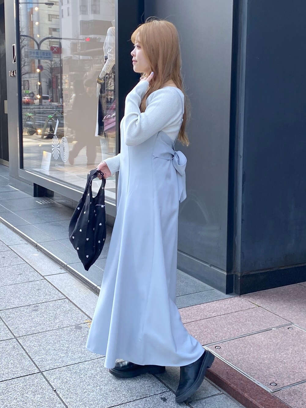 「春服コーデ、おでかけコーデ、カジュアルスタイル、シンプルスタイル、春服みてみて、オトナ女子、オトナカワイイ、春先取り、いいね、save、フォローお願いします🤑、大人かわいい、キャミワンピ、キャミワンピース、リブニット、骨格ストレート、春コーデ」｜「natural coutureのマーメイドバックリボンワンピース（ワンピース、ブルー系）」を使った、nana.さん（レディース・158cm）の冬コーディネートの4枚目の写真