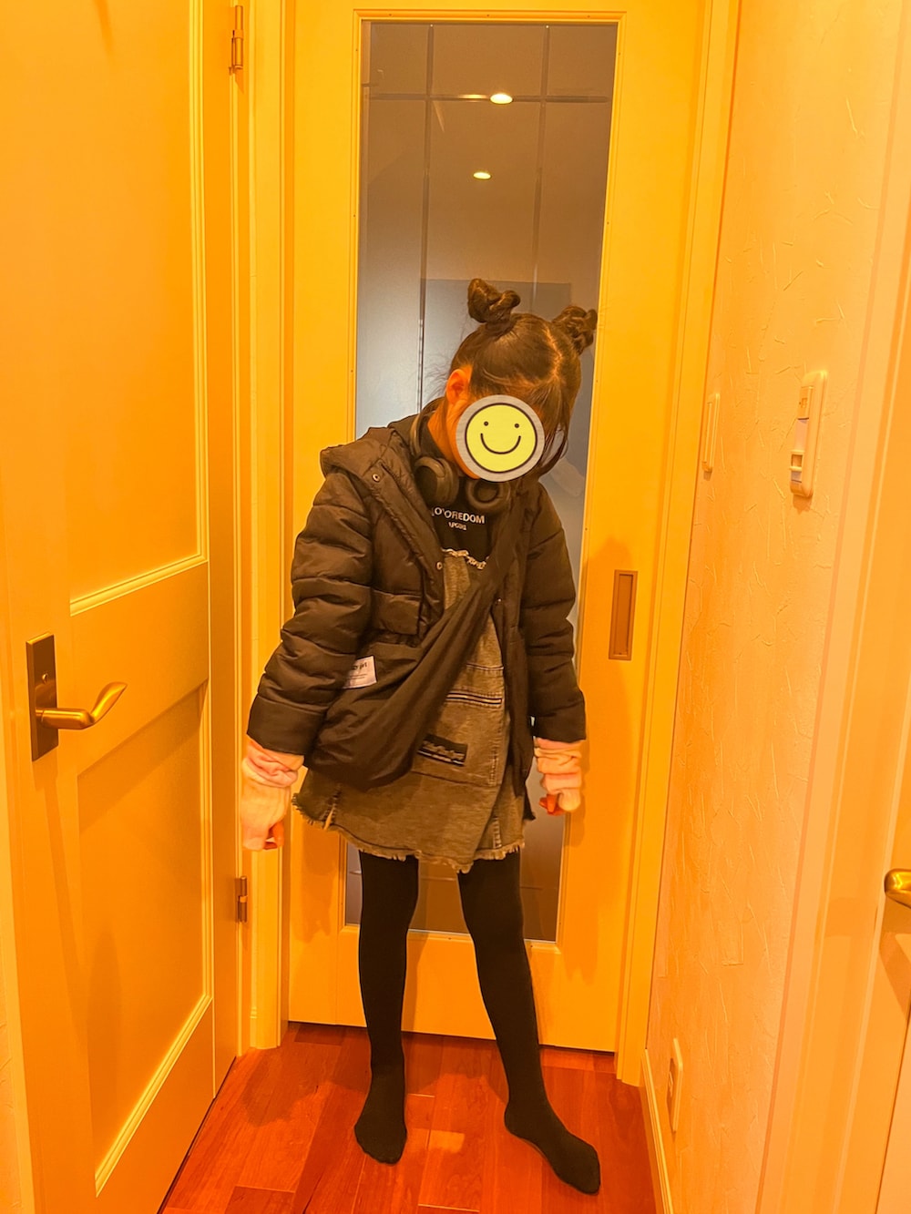 「おしゃれさんと繋がりたい」｜「ANAP GｉRLのデニム切替フーディーワンピース（ワンピース、ブラック系）」を使った、yukimaro1117さん（レディース・147cm）の春コーディネートの2枚目の写真