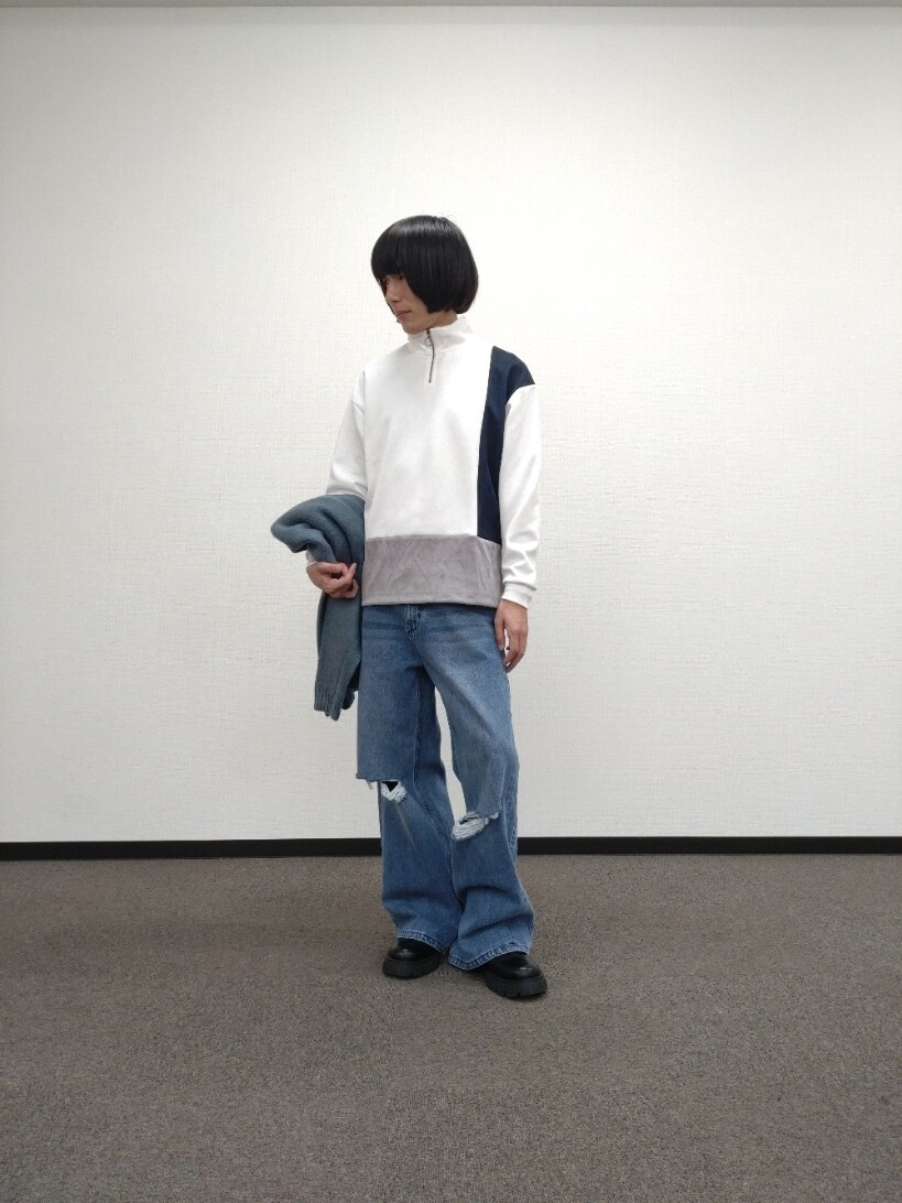 ブルー系のカーディガン/ボレロ、ブルー系のデニムパンツ、ブラック系のブーツを着用したメンズの秋コーディネートの5枚目の写真