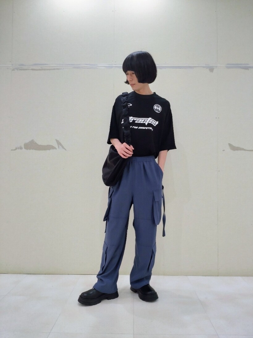 ブラック系のTシャツ/カットソー、グレー系のその他パンツ、ブラック系のブーツを着用したメンズの春コーディネートの2枚目の写真