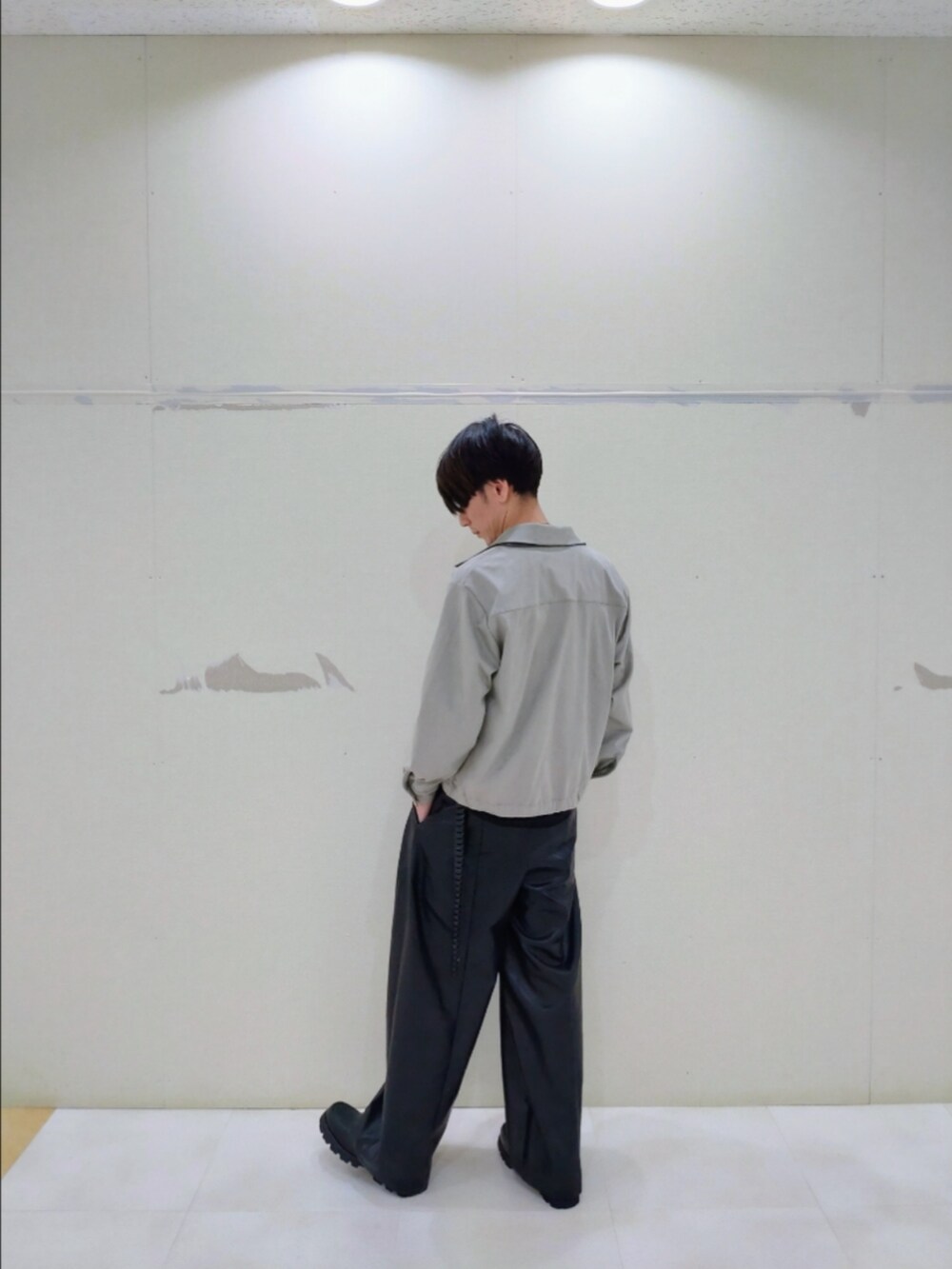 グレー系のブルゾン、ブラック系のその他パンツ、ブラック系のドレスシューズを着用したメンズの秋コーディネートの5枚目の写真