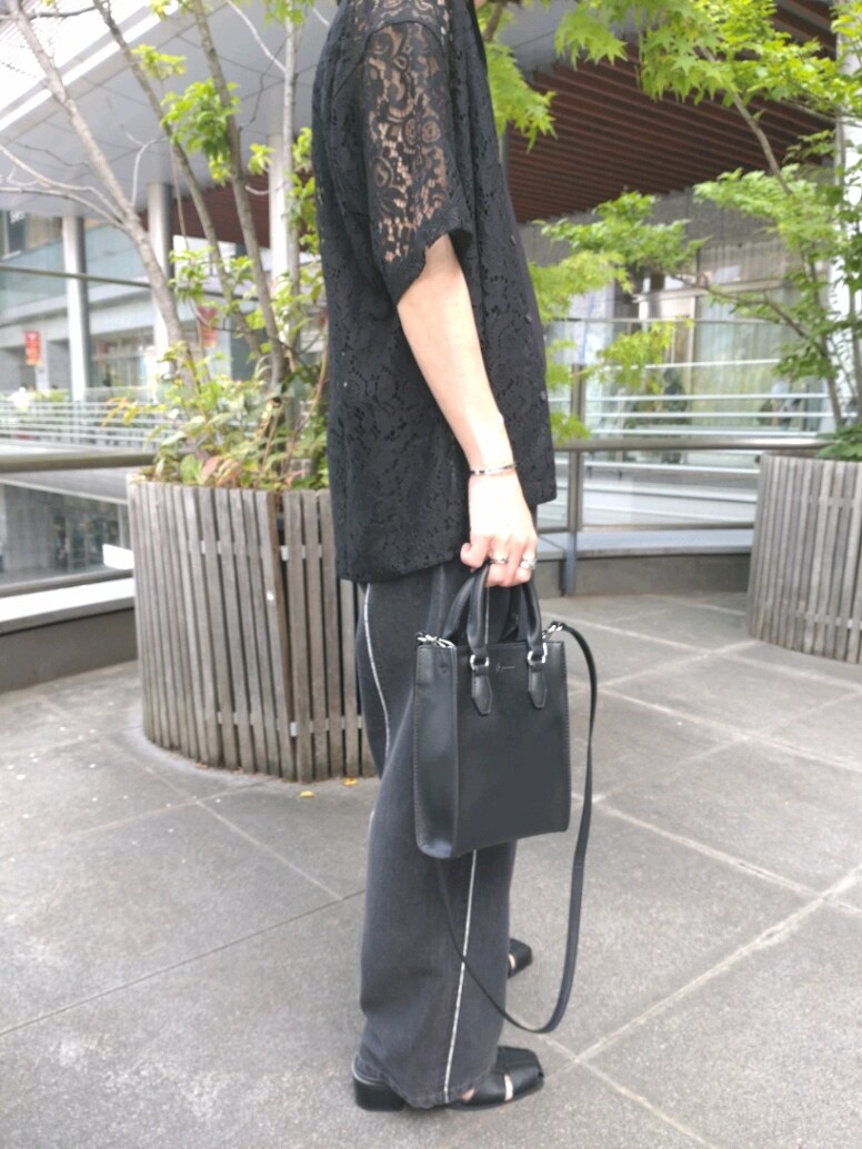 ブラック系のシャツ/ブラウス、グレー系のデニムパンツ、ブラック系のサンダルを着用したメンズの春コーディネートの3枚目の写真