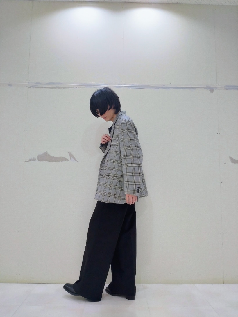 グレー系のテーラードジャケット、ブラック系のTシャツ/カットソー、ブラック系のスラックスを着用したメンズの秋コーディネートの3枚目の写真