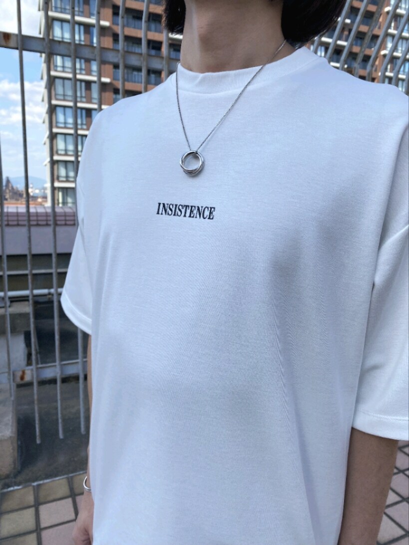 ホワイト系のTシャツ/カットソー、ブラック系のその他パンツ、ブラック系のその他シューズを着用したメンズの春コーディネートの3枚目の写真
