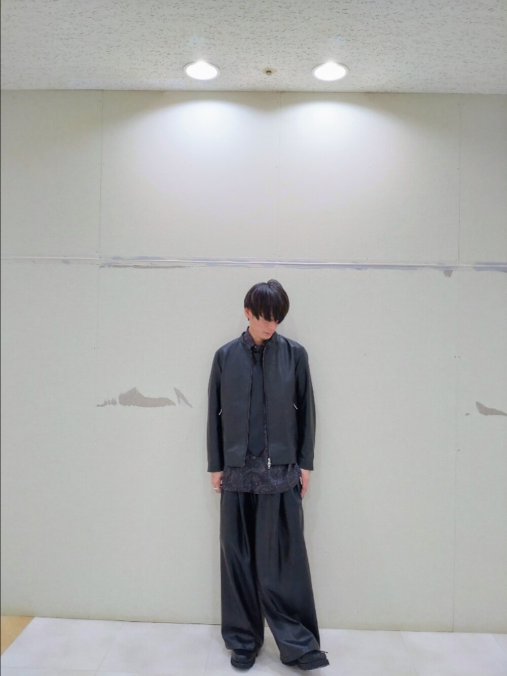 ブラック系のシャツ/ブラウス、ブラック系のその他パンツ、ブラック系のドレスシューズを着用したメンズの秋コーディネートの4枚目の写真