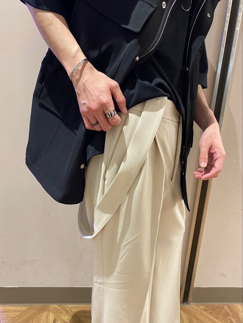 ブラック系のベスト、ホワイト系のその他パンツ、ブラック系のサンダルを着用したメンズの春コーディネートの2枚目の写真