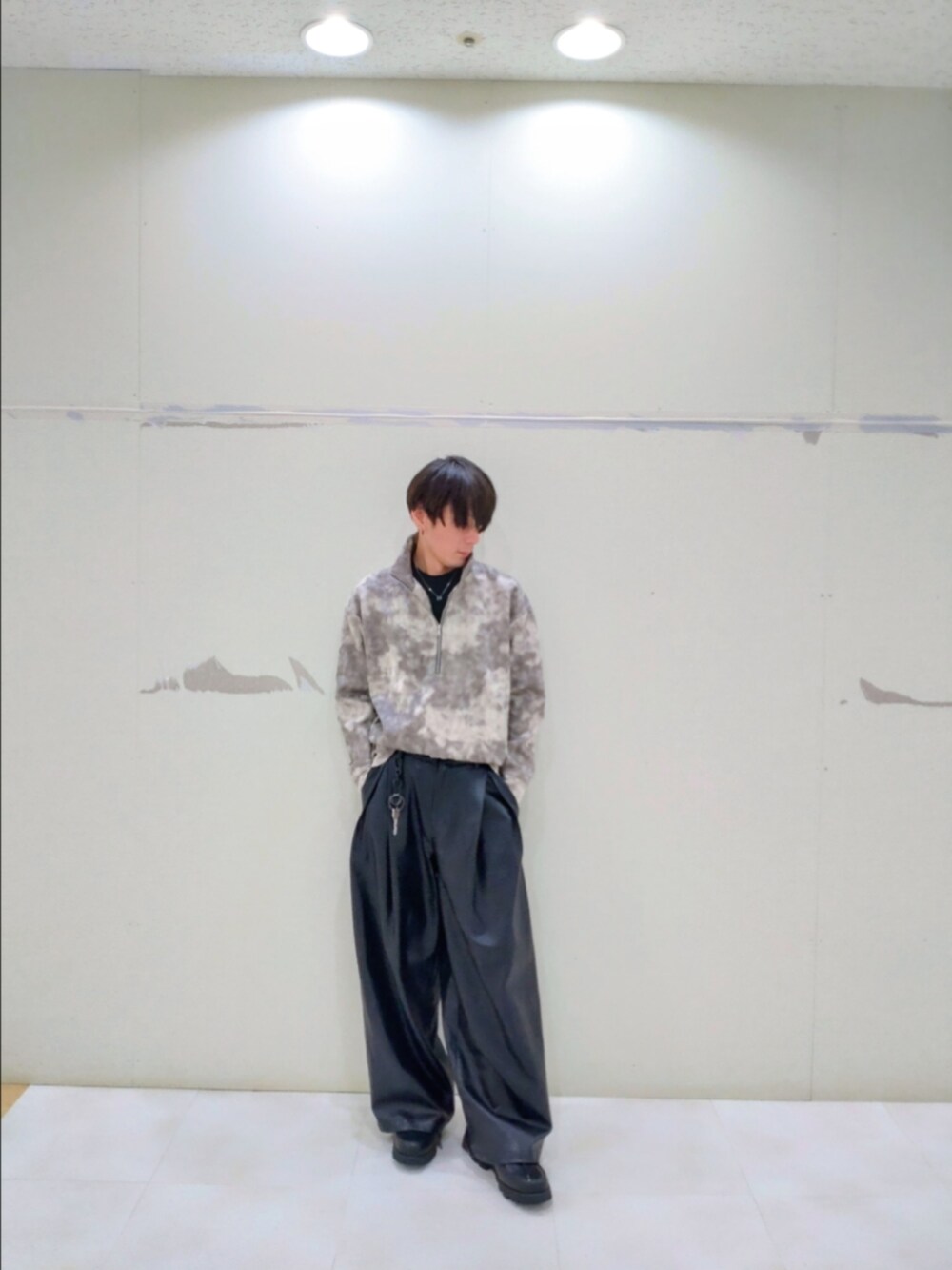 ホワイト系のTシャツ/カットソー、ブラック系のその他パンツ、ブラック系のドレスシューズを着用したメンズの秋コーディネートの4枚目の写真
