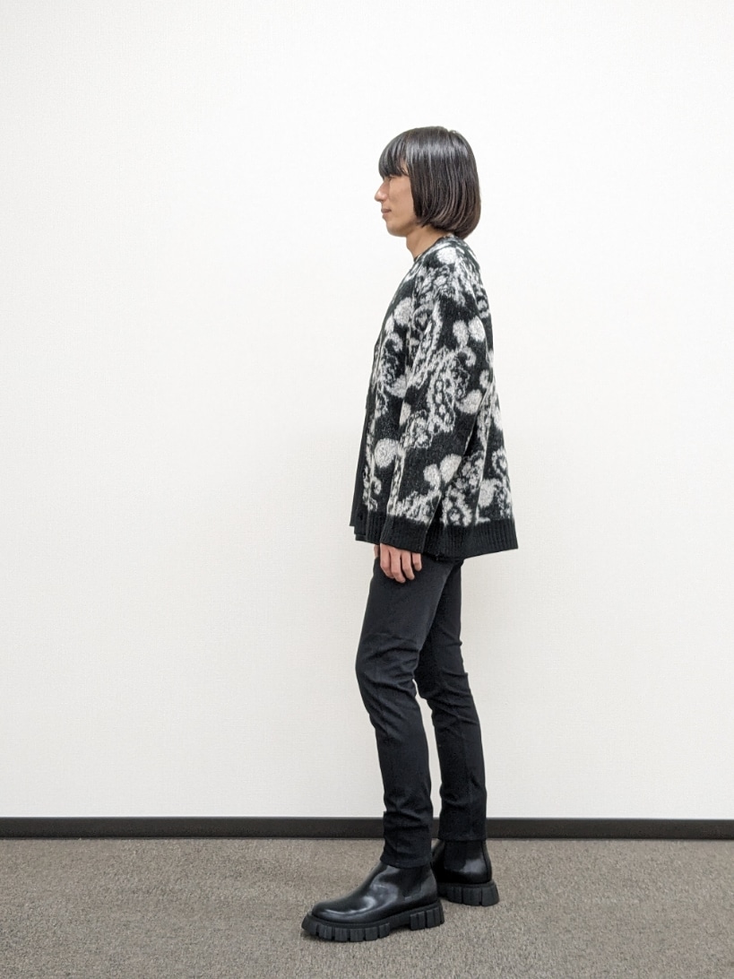ブラック系のカーディガン/ボレロ、ブラック系のブーツ、ブラック系のその他パンツを着用したメンズの秋コーディネートの2枚目の写真