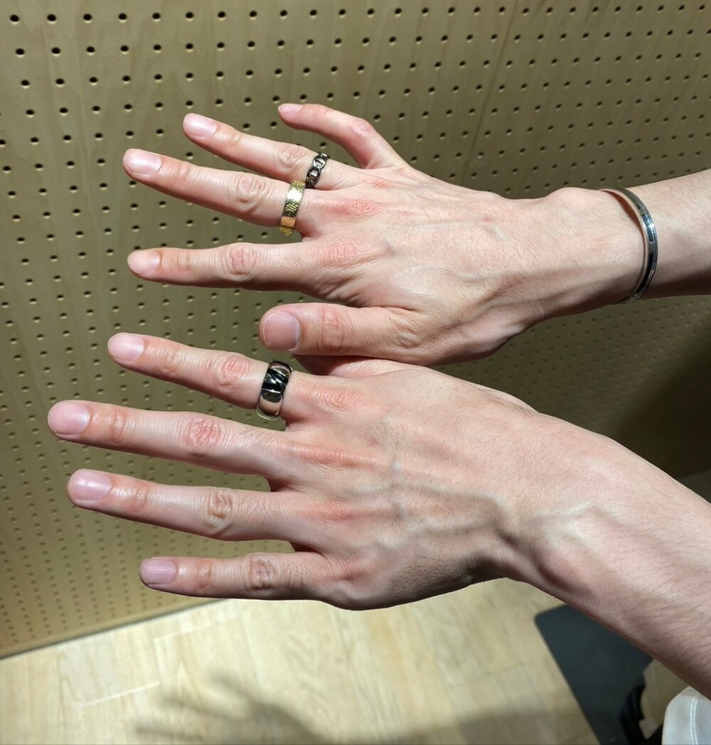 ブラック系のベスト、ホワイト系のTシャツ/カットソー、ブラック系のショルダーバッグを着用したメンズの春コーディネートの6枚目の写真