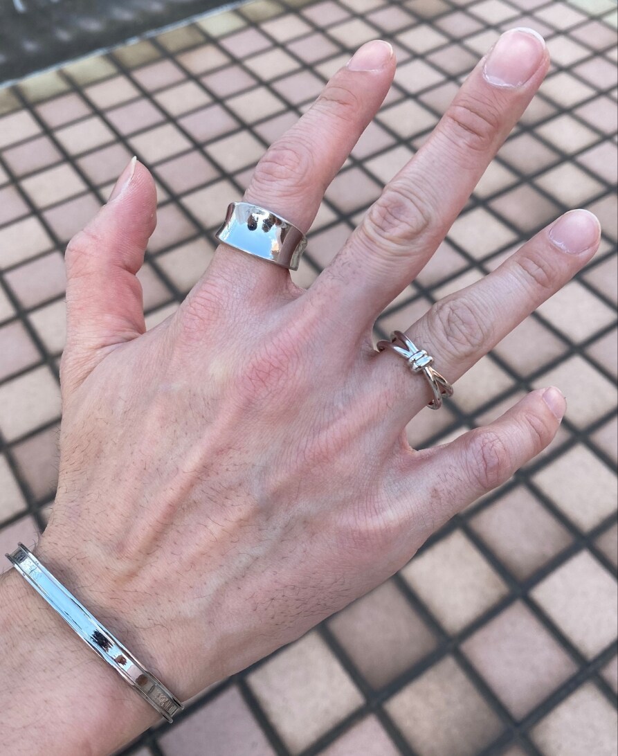 ホワイト系のTシャツ/カットソー、ブラック系のその他パンツ、ブラック系のその他シューズを着用したメンズの春コーディネートの6枚目の写真