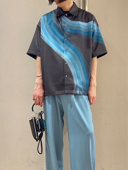 ブラック系のシャツ/ブラウス、グリーン系のその他パンツ、ブラック系のショルダーバッグを着用したメンズの春コーディネートの2枚目の写真