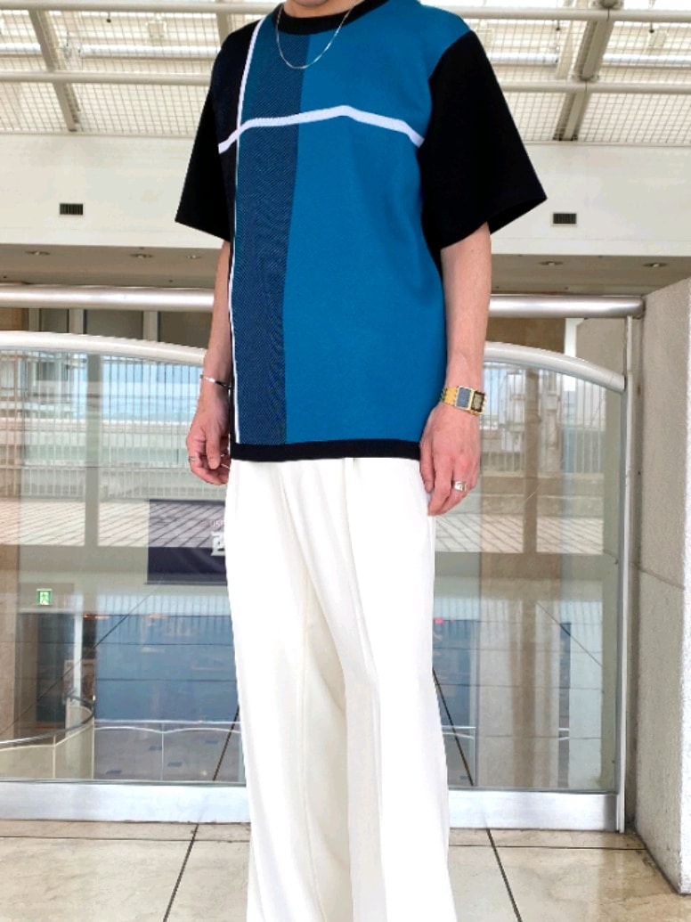 ブラック系のTシャツ/カットソー、ホワイト系のその他パンツ、ブラック系のサンダルを着用したメンズの春コーディネートの2枚目の写真