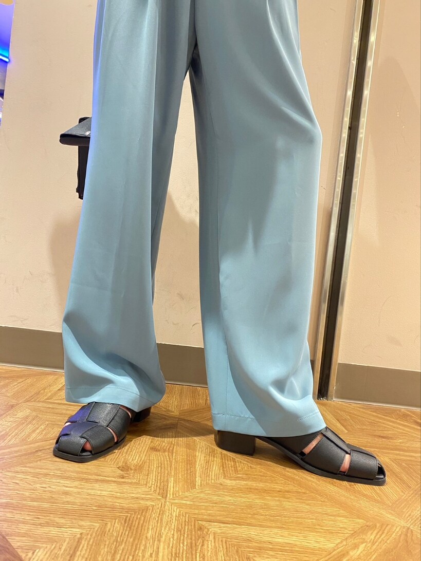 ブラック系のシャツ/ブラウス、グリーン系のその他パンツ、ブラック系のショルダーバッグを着用したメンズの春コーディネートの4枚目の写真