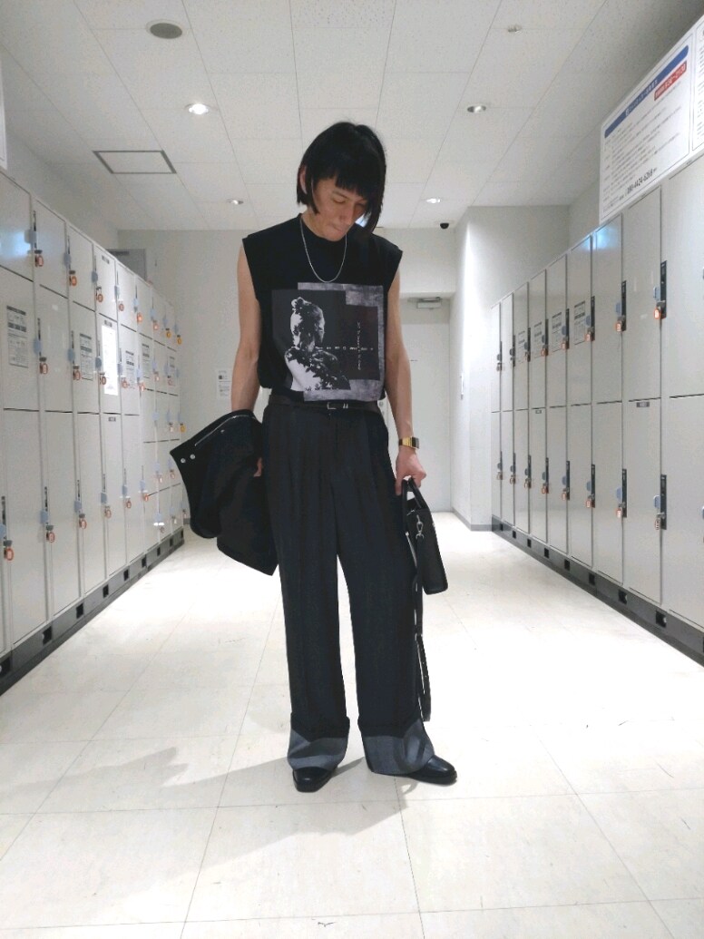 ブラック系のデニムパンツ、ブラック系のブーツ、ブラック系のタンクトップを着用したメンズの春コーディネートの2枚目の写真