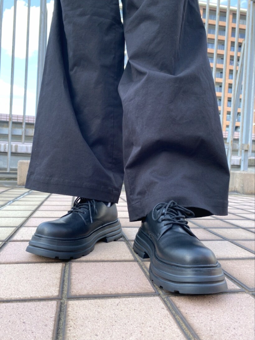 ホワイト系のTシャツ/カットソー、ブラック系のその他パンツ、ブラック系のその他シューズを着用したメンズの春コーディネートの5枚目の写真